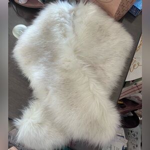 Fur shawl white with black tips